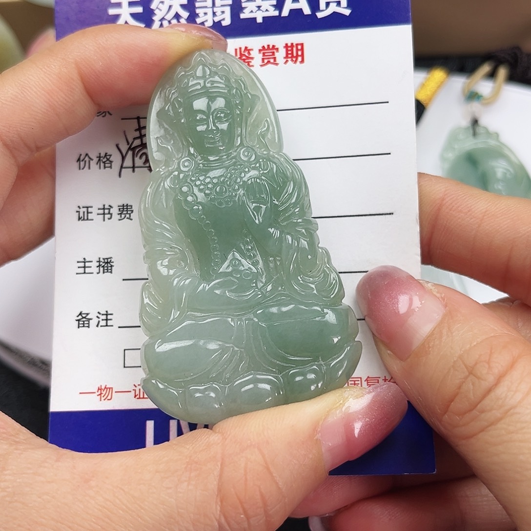 翡翠未镶嵌颈饰     