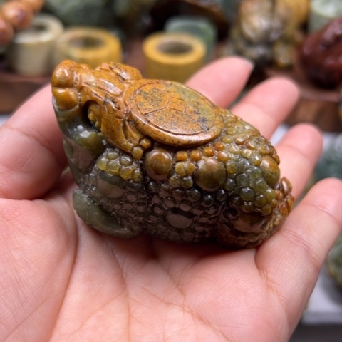 未镶嵌岫岩河磨玉（透闪石质玉）把件
