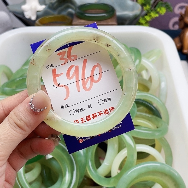 蛇纹石玉手镯未镶嵌