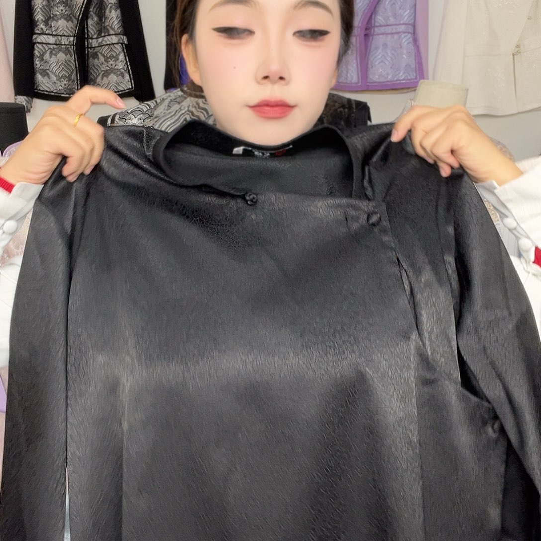 男款黑色缎面内搭衬衫