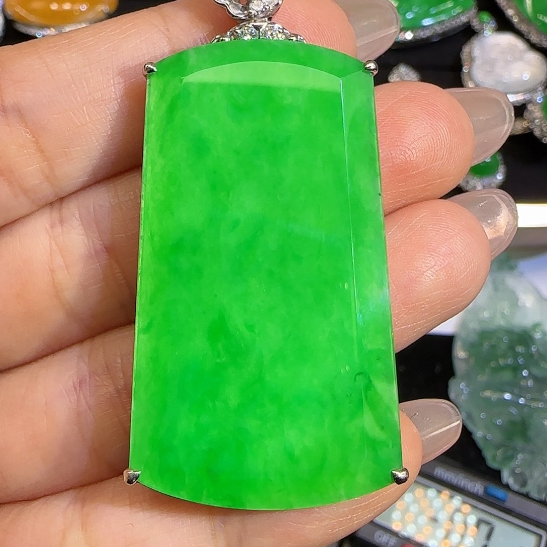 翡翠颈饰18K金镶嵌。