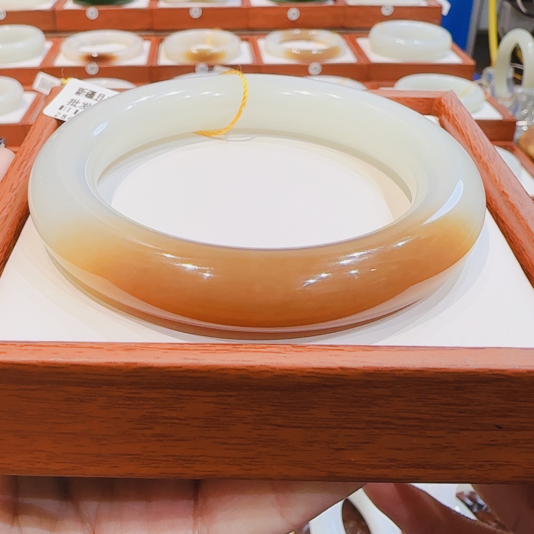 和田玉未镶嵌手镯