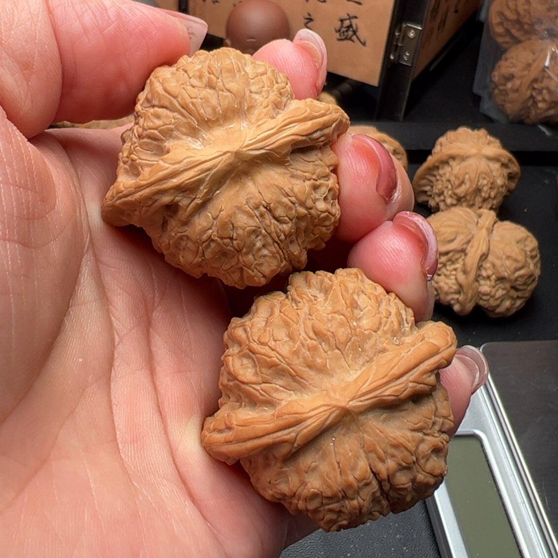 文玩核桃吊坠小**?血麒麟41