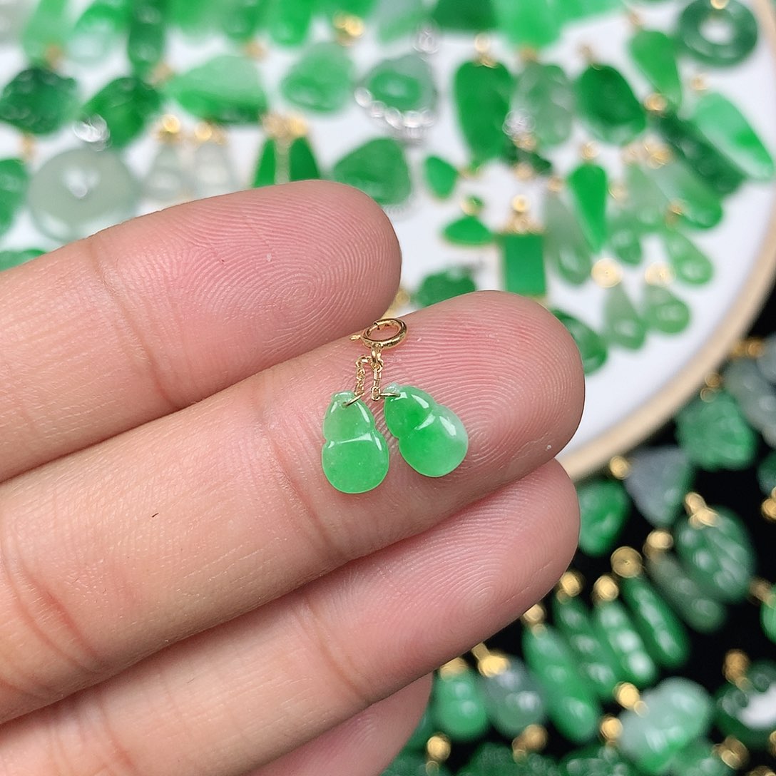 翡翠配石18K金扣 小巧精美飘阳绿小葫芦一对