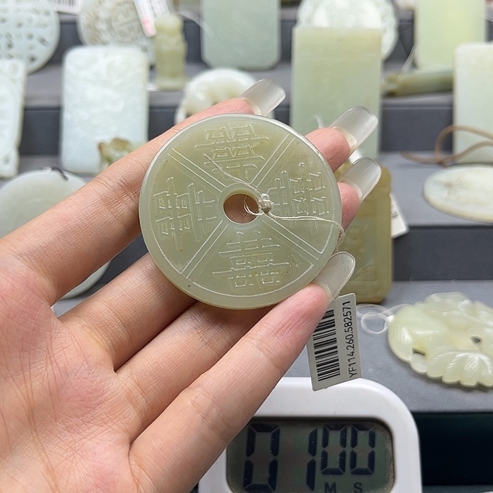 和田玉未镶嵌颈饰云*