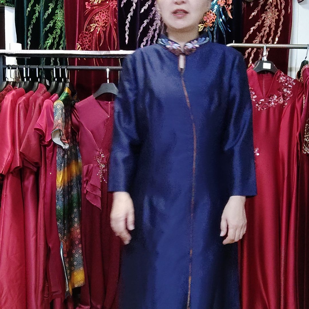 燕***格100丝毛缎东方贵足藏蓝色新中式改良旗袍裙刺绣xl码