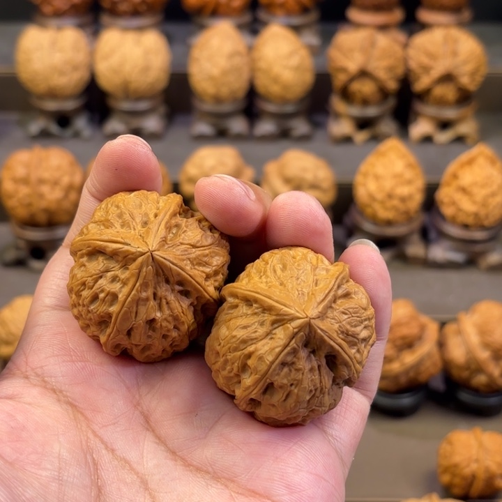 文玩核桃把件凡*?八宝