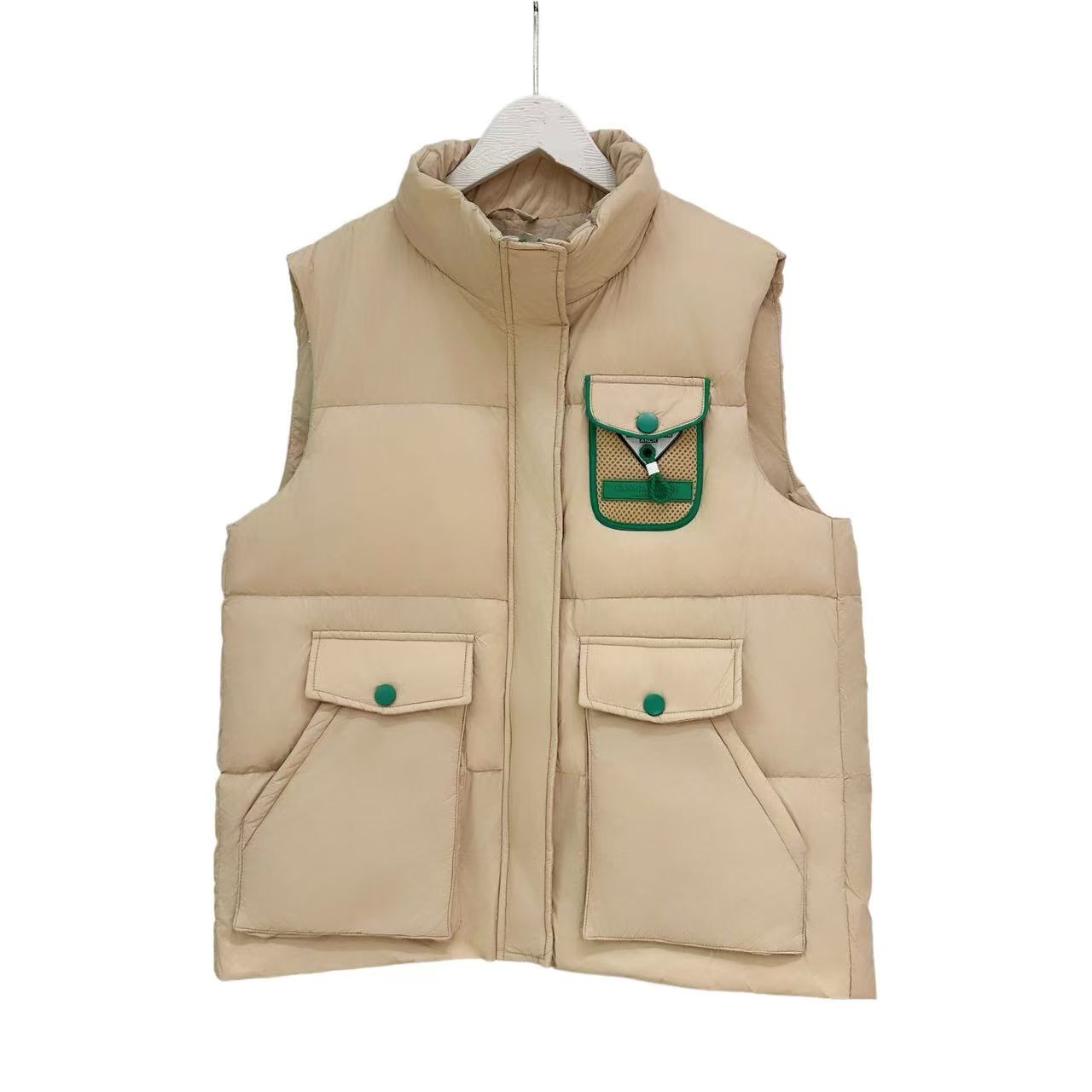 8977-潮牌三口袋羽绒立领马甲（卡其）