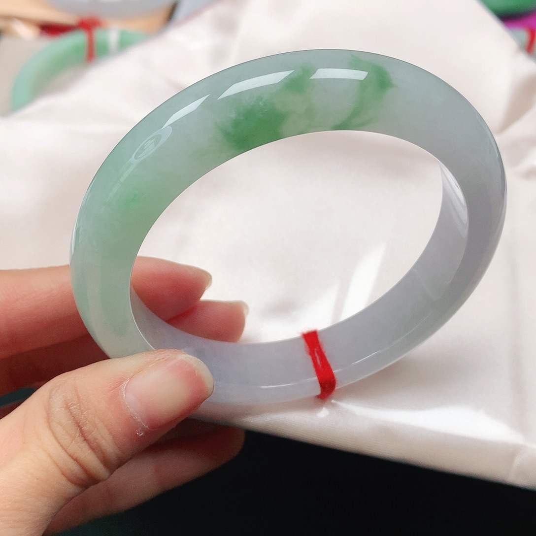 翡翠手镯未镶嵌飘绿花56