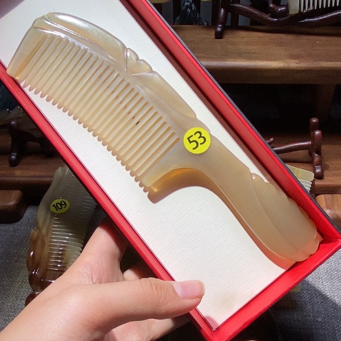 53 枫叶牛角梳牛角梳