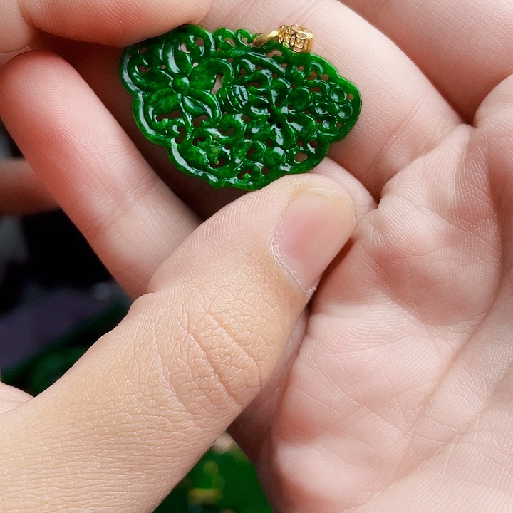 翡翠18K金镶嵌颈饰