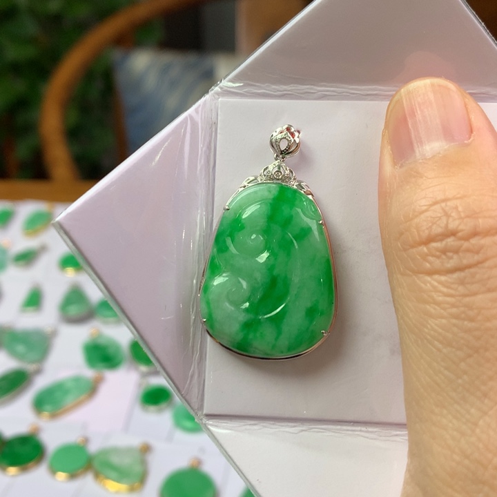 翡翠18K金镶嵌颈饰翡翠吊坠