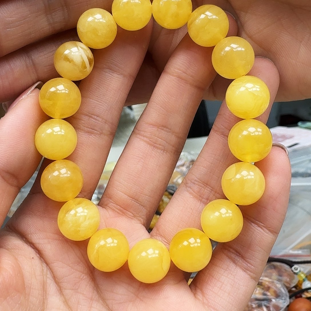 琥珀裸石未镶嵌……