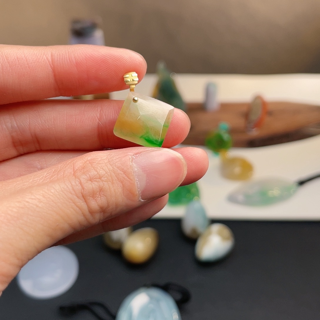 如***~翡翠18K金镶嵌颈饰拾光