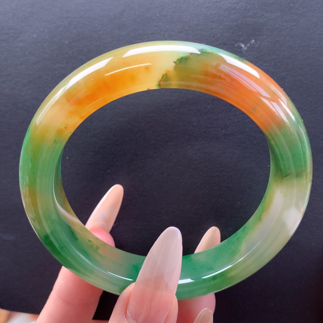 且***风石英质玉未镶嵌手镯