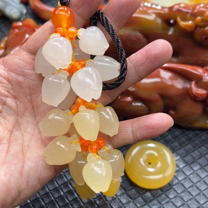 石英质玉（黄龙玉）颈饰未镶嵌