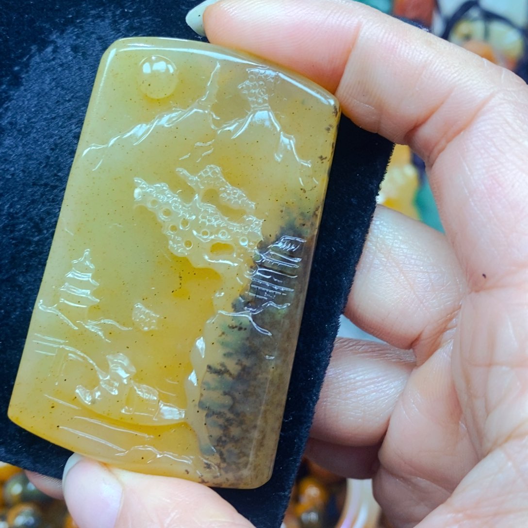 未镶嵌石英质玉（黄龙玉）颈饰