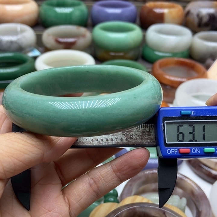 未镶嵌手镯石英质玉