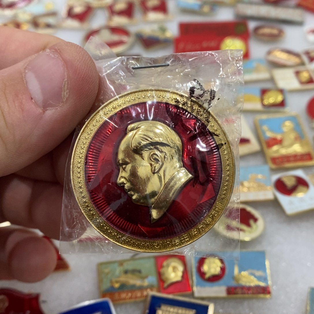 铝煊红章文像光芒线……