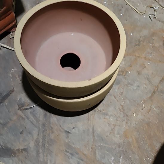 平***路两个圆形花盆外口径20高11厘米左右