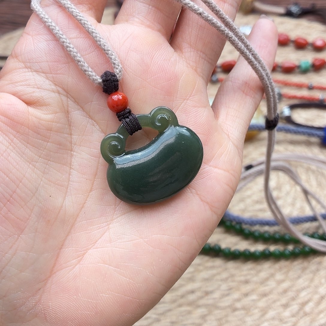 果***果和田玉未镶嵌颈饰