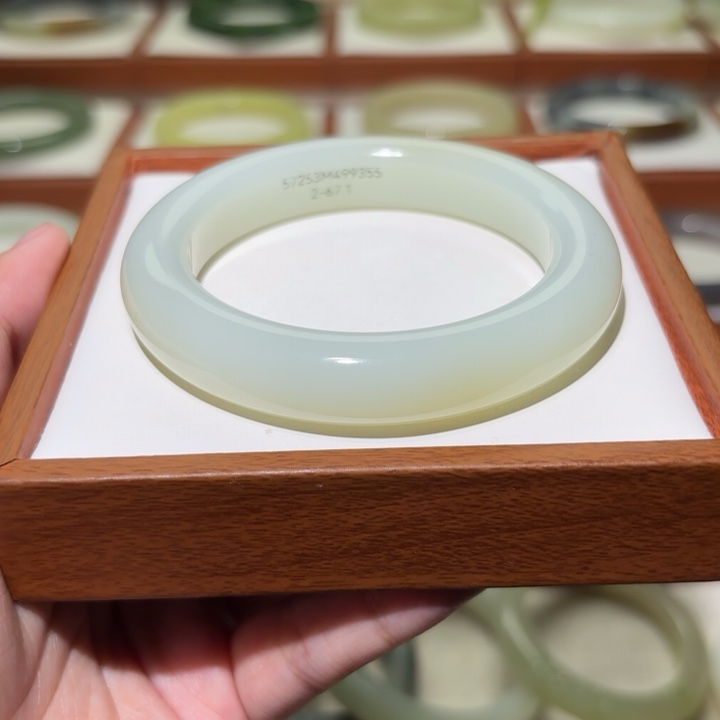 天然和田玉冰底且末料暖蓝55-56一抹糖清新温柔女士正装手镯时尚