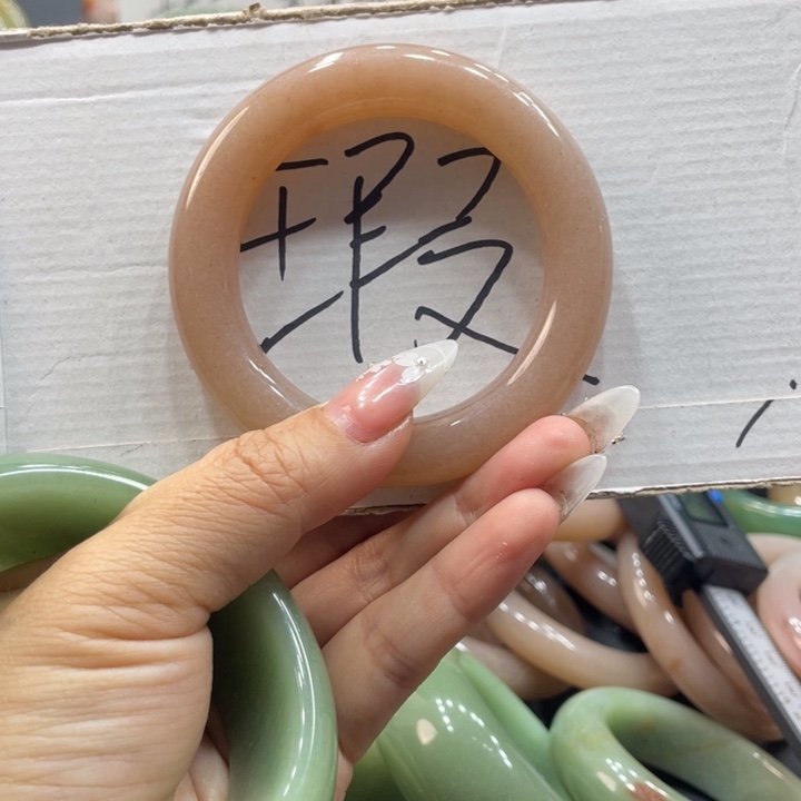 橘***唇石英质玉未镶嵌珠宝奇石