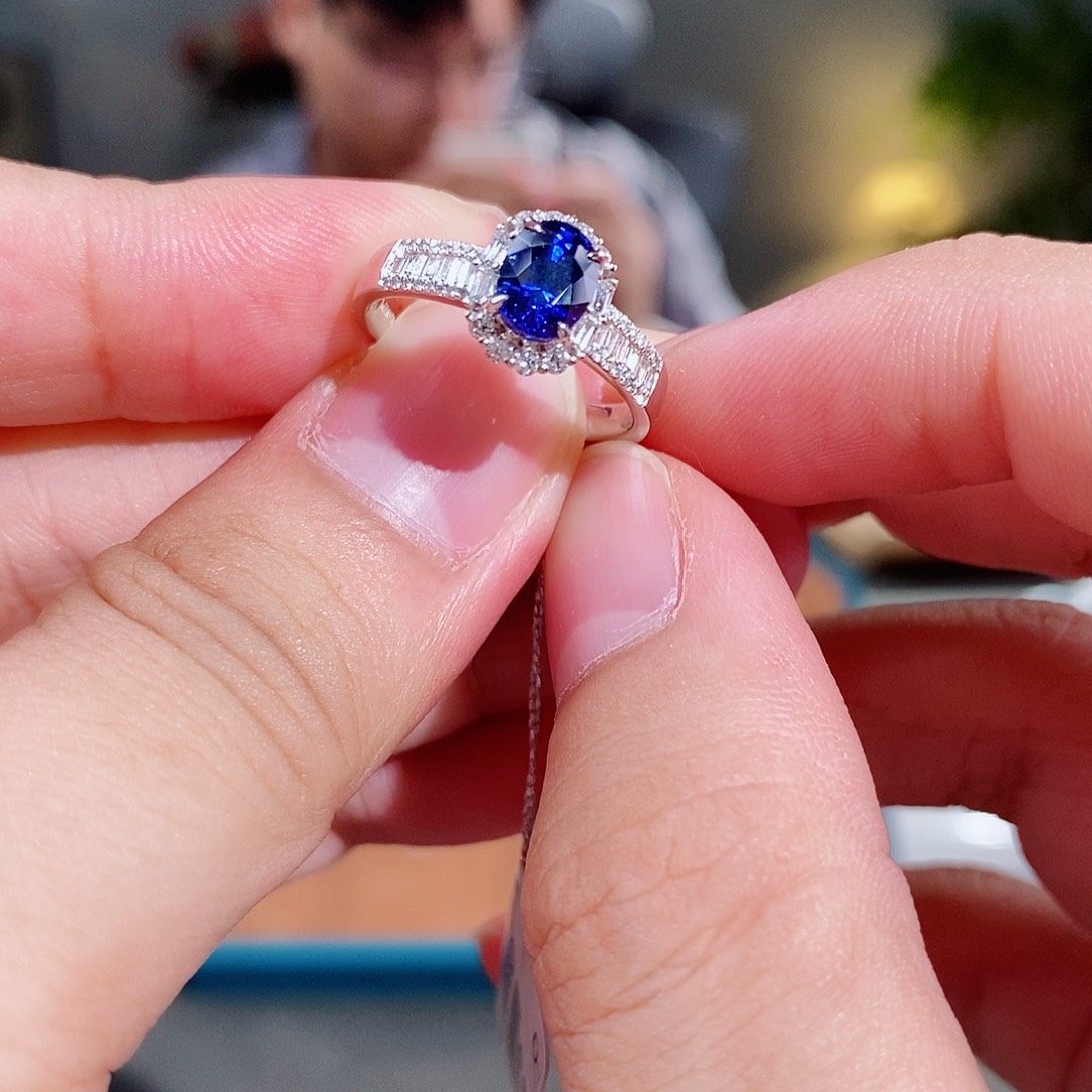 戒指蓝宝石18K金镶嵌吉尔徳皇家蓝1.41ct