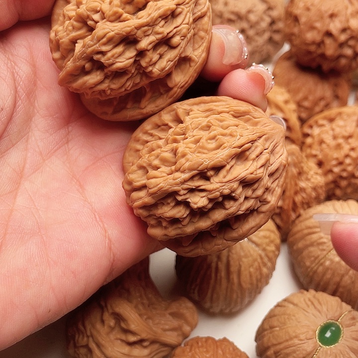 文玩核桃吊坠虎头