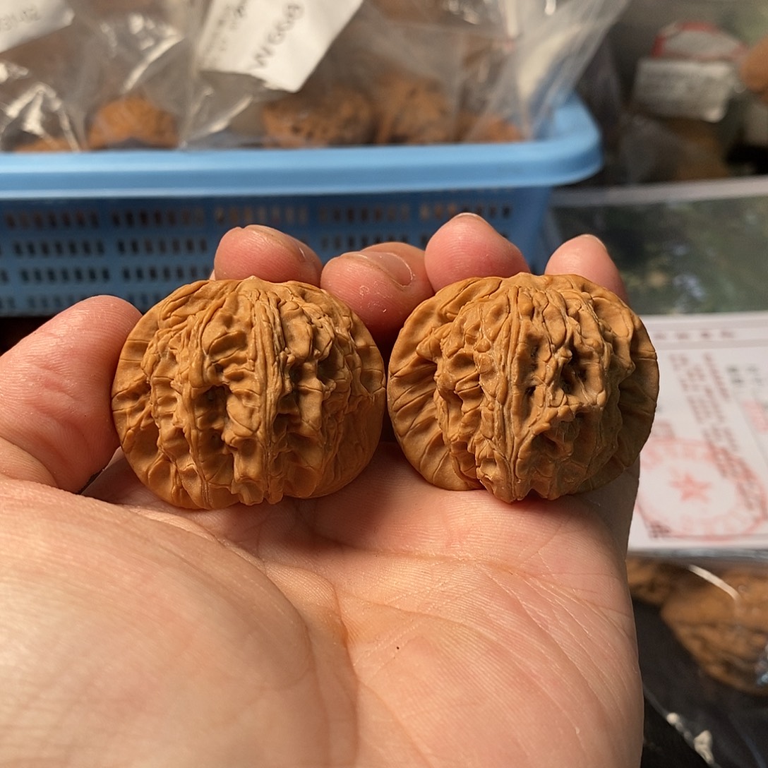 一***念1文玩核桃悬空39-05