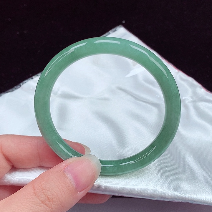 翡翠手镯未镶嵌翡翠