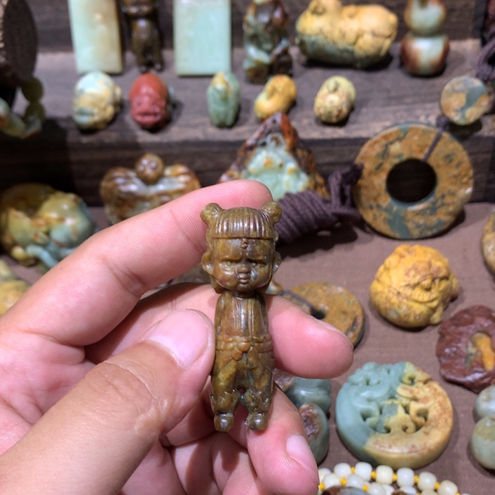 未镶嵌岫岩河磨玉（透闪石质玉）把件