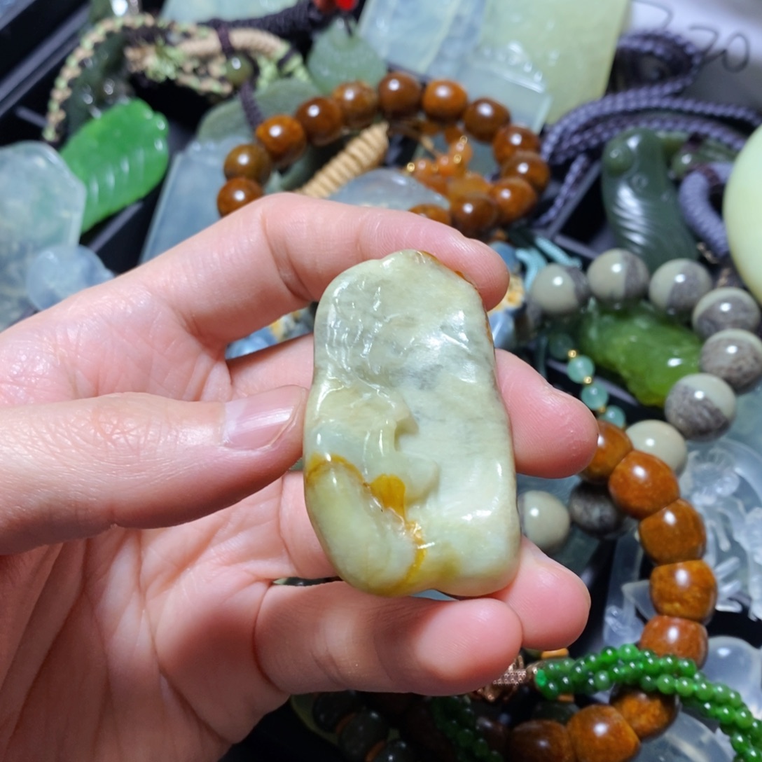 蛇纹石玉未镶嵌颈饰