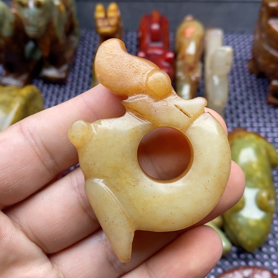 蛇纹石玉颈饰未镶嵌