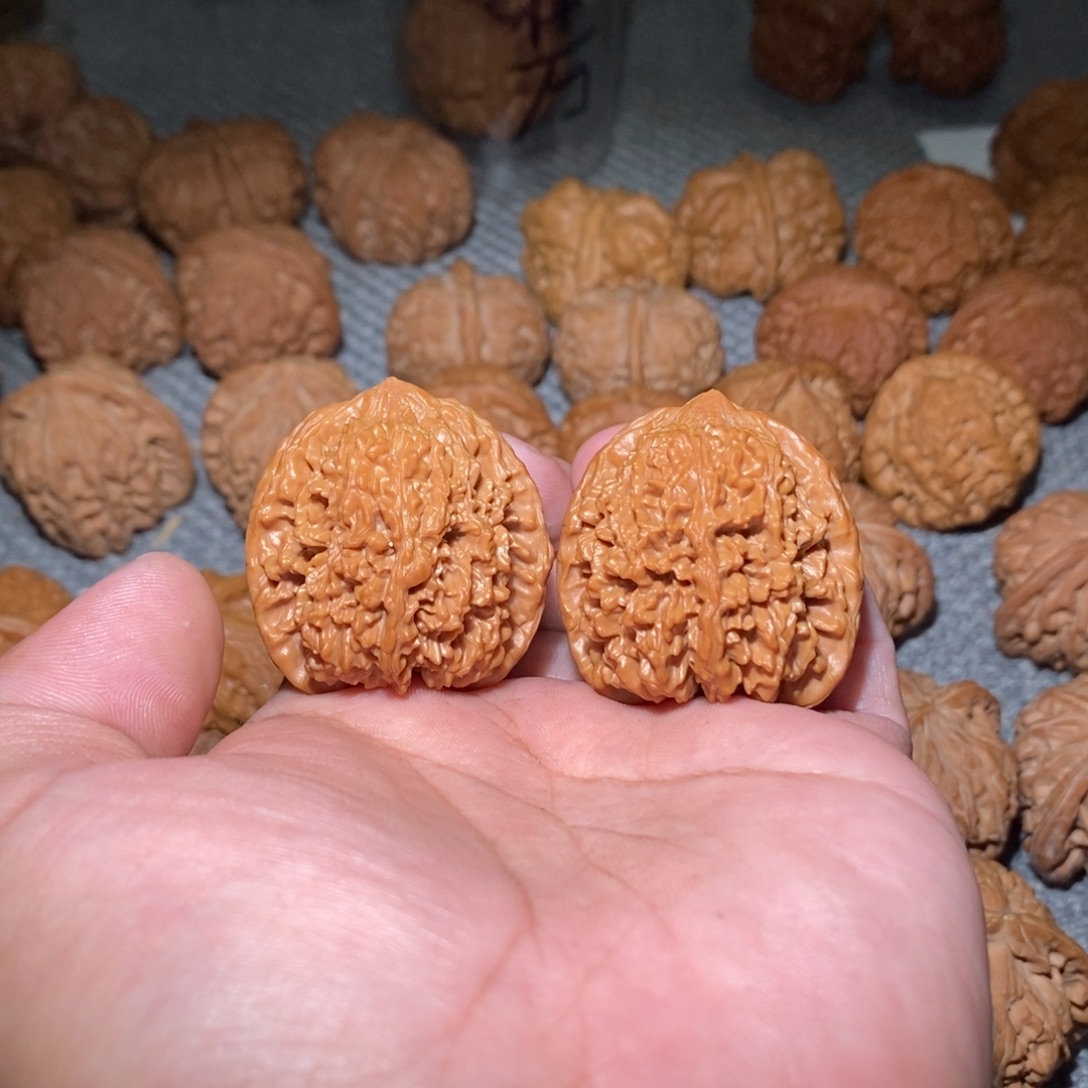 陈***。桃核吊坠满天星。   