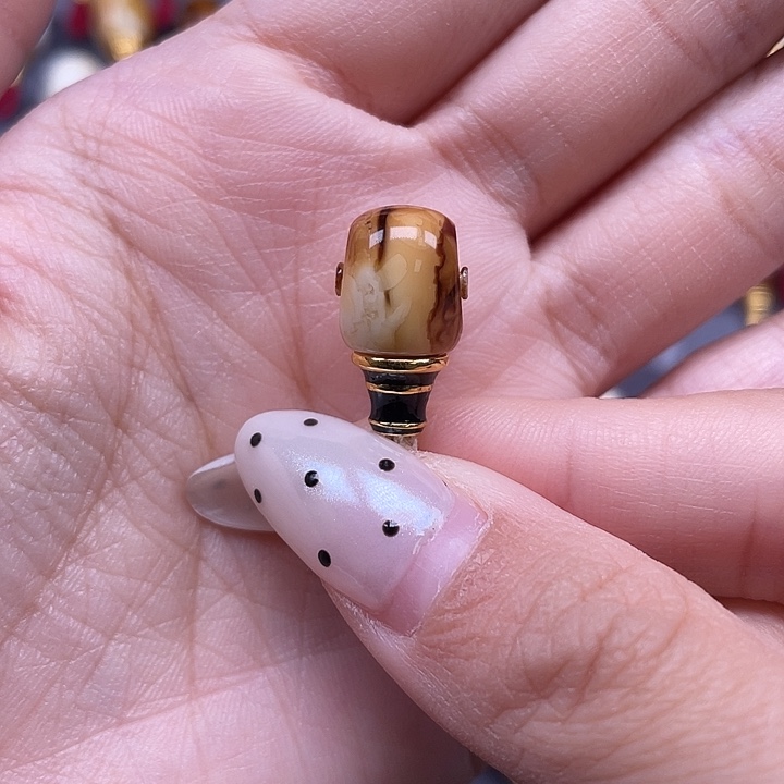 琥珀未镶嵌裸石8.5mm