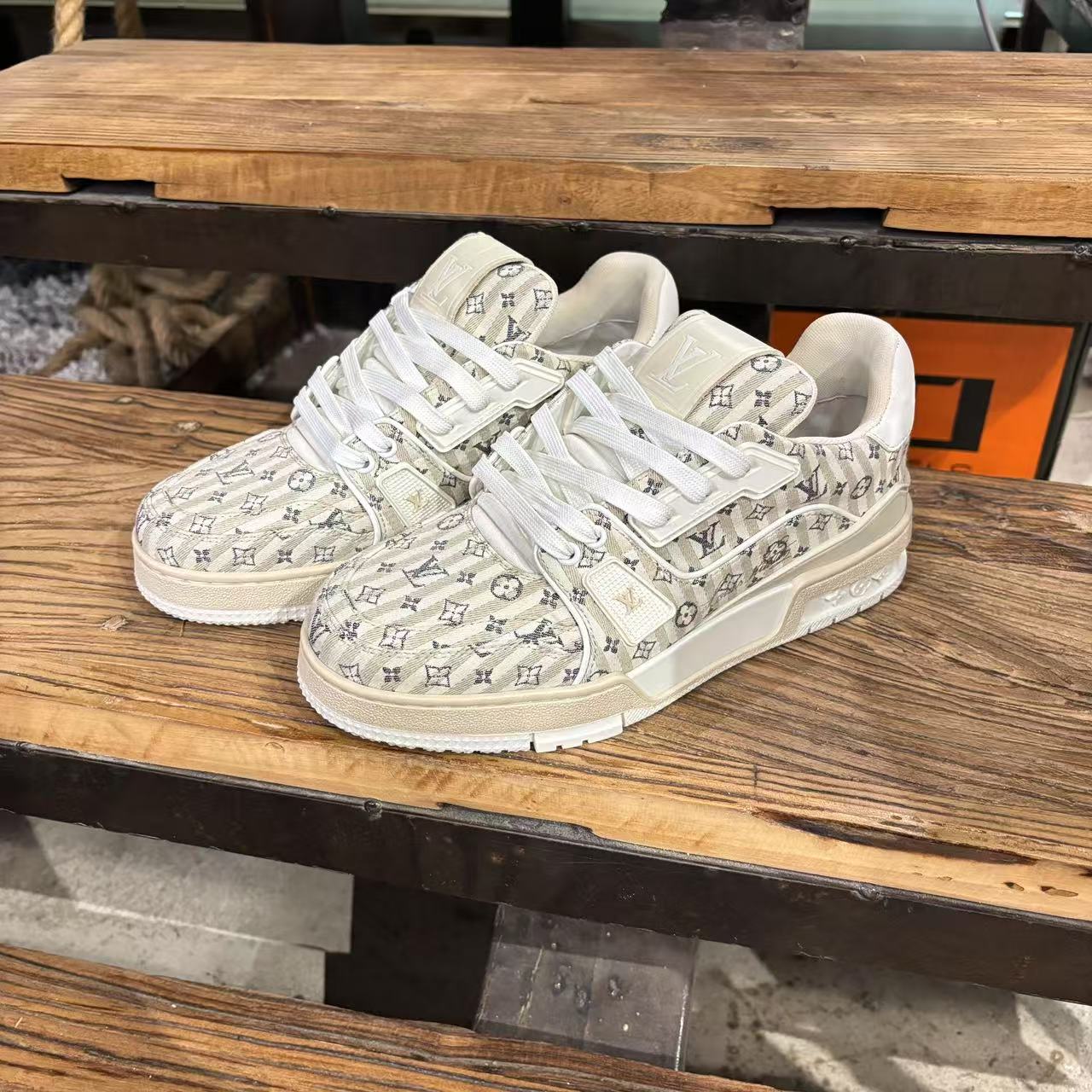 99新 LouisVuitton/路易威登 浅褐色织物满印trainer时尚百搭板鞋