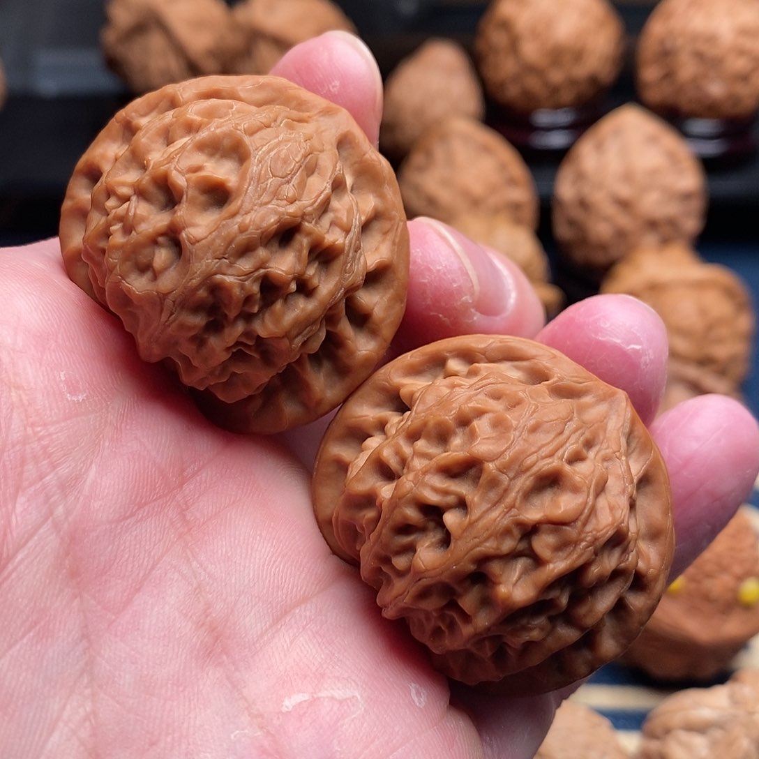 文玩核桃把件38红皮宫灯