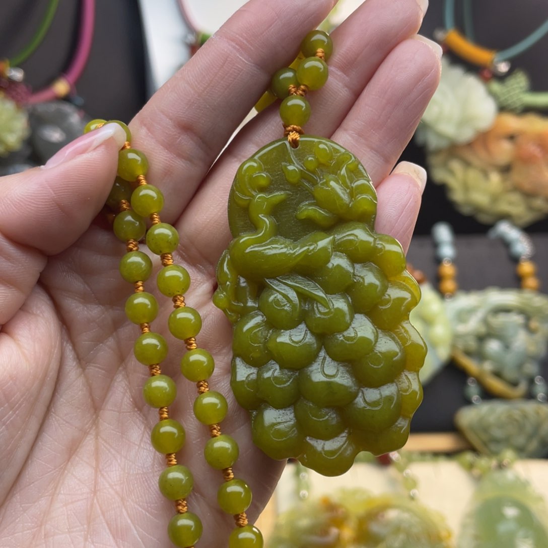 蛇纹石玉未镶嵌颈饰