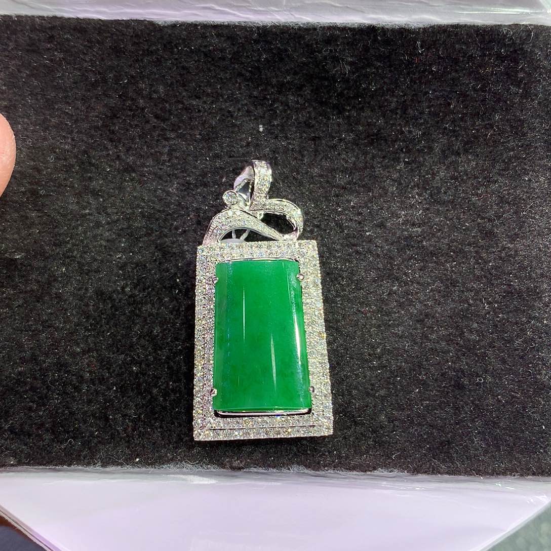 翡翠18K金镶嵌吊坠(赠链)