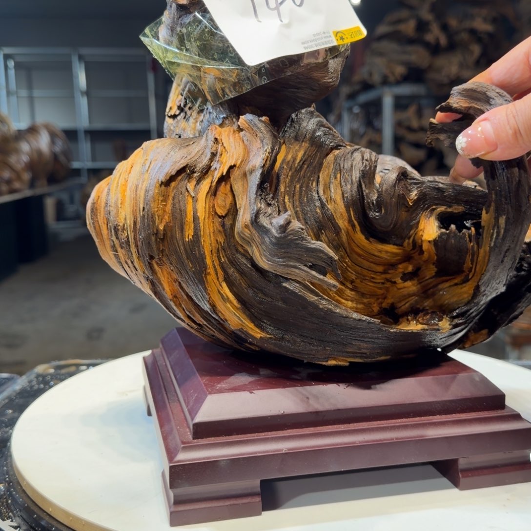 青***行木王一刀琥珀木摆件140