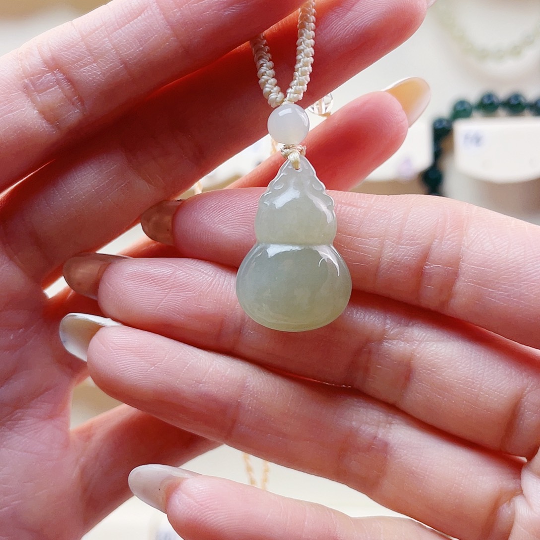 和田玉未镶嵌吊坠(赠链)