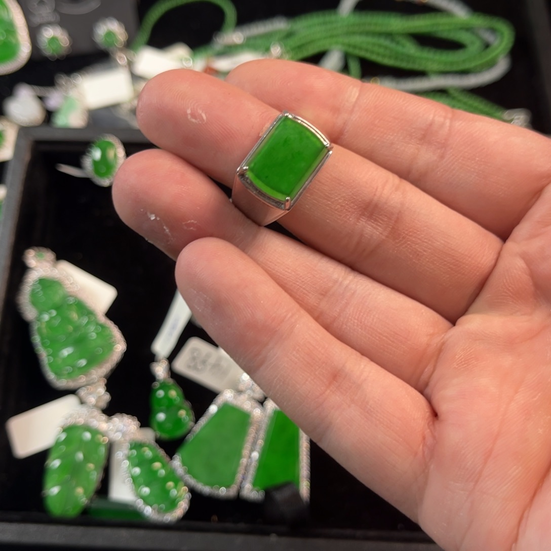 怼***流翡翠银S925镶嵌戒指马鞍戒指