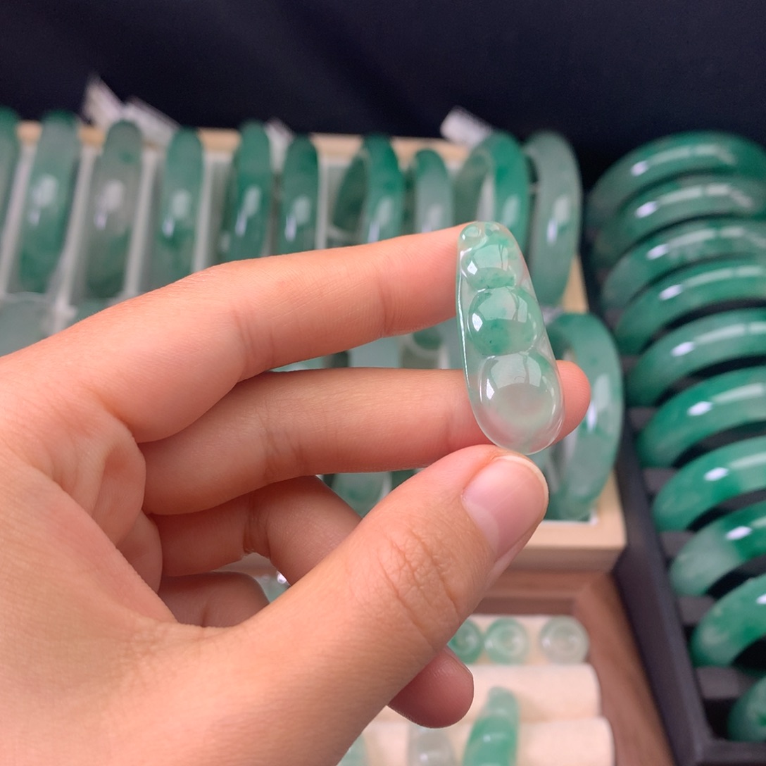 石英质玉（非洲翠）未镶嵌颈饰