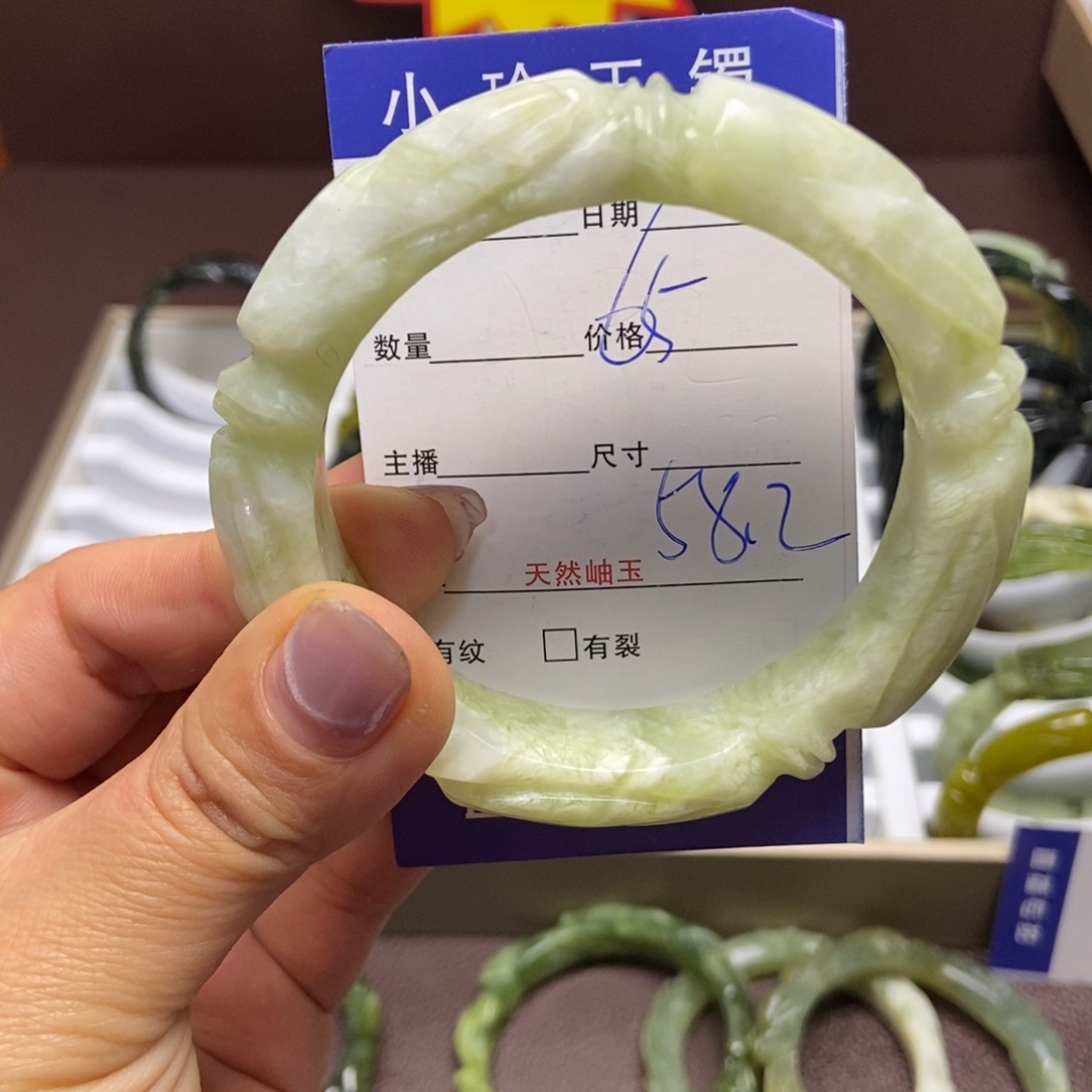 蛇纹石玉手镯未镶嵌