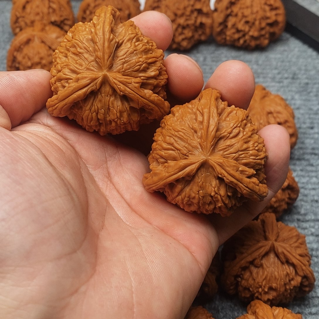 文玩核桃吊坠玥**?精工修复三棱46白奔