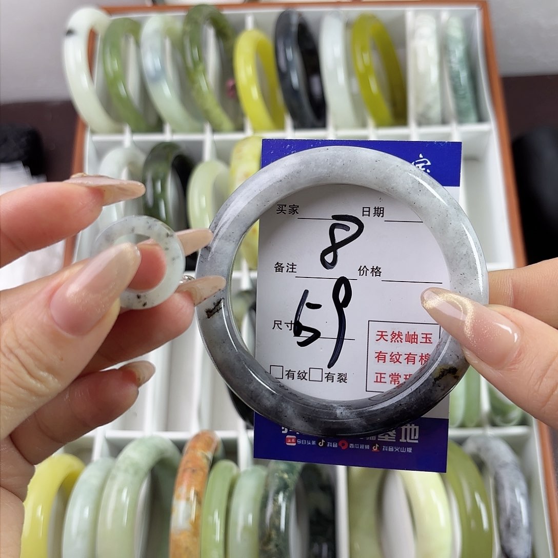 蛇纹石玉手镯未镶嵌就****字