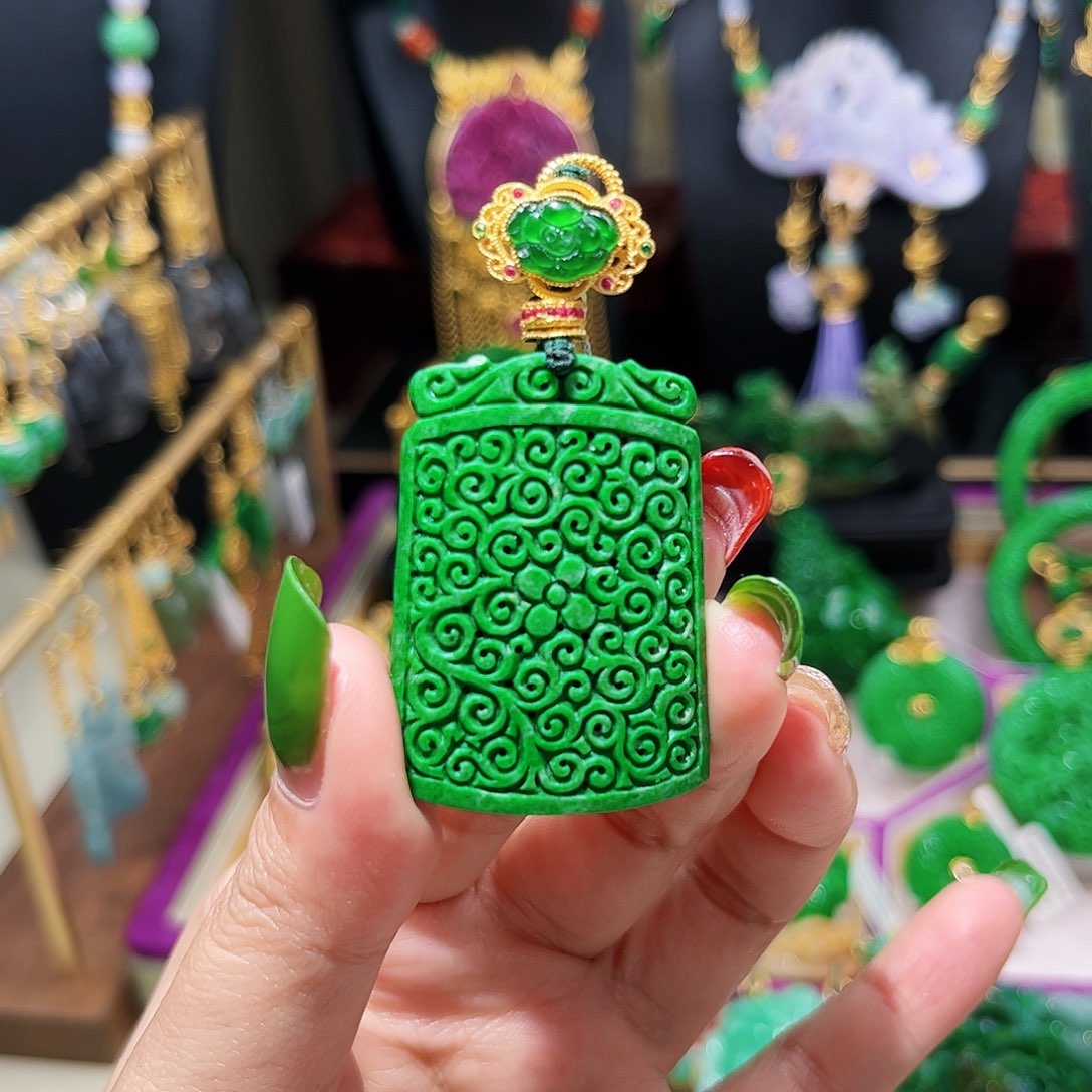 【闪购商品】翡翠吊坠(赠链)未镶嵌翡翠