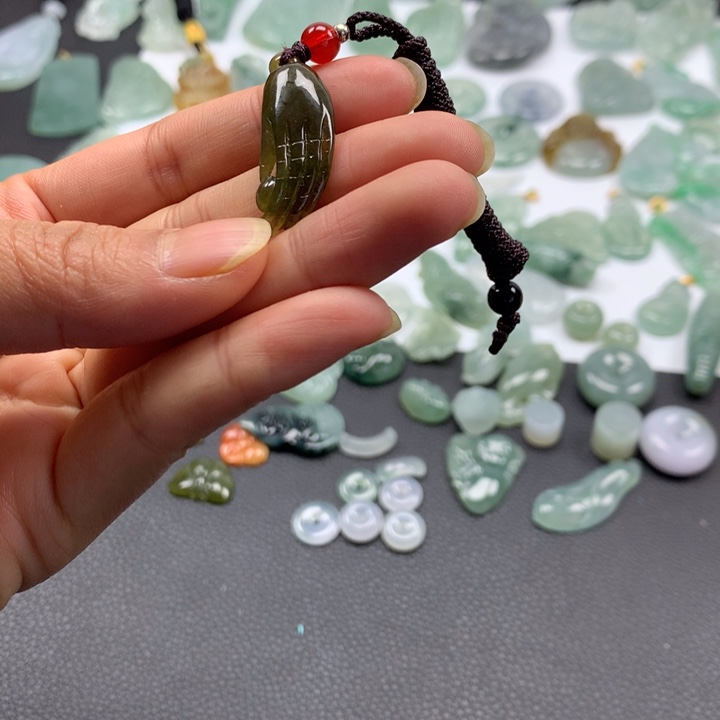 翡翠颈饰未镶嵌掌上明珠