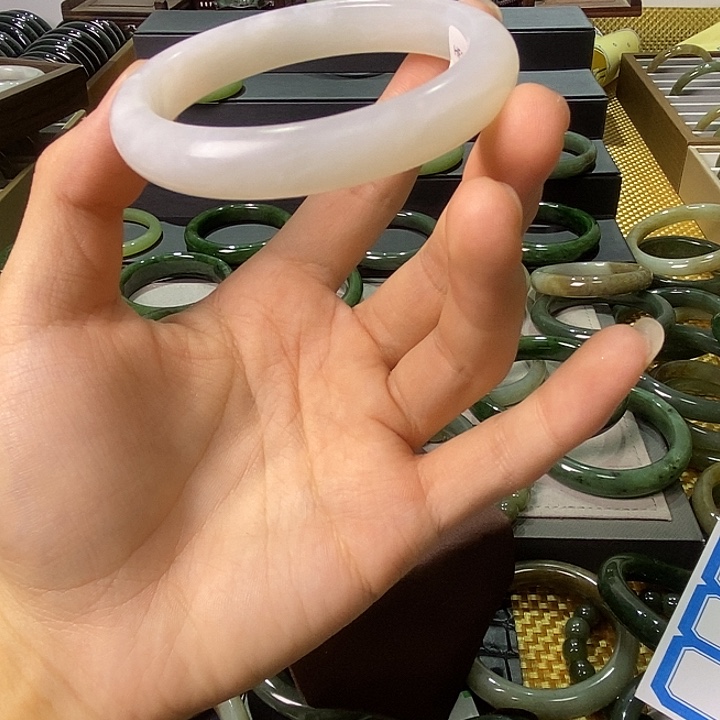 茱***萸和田玉未镶嵌手镯